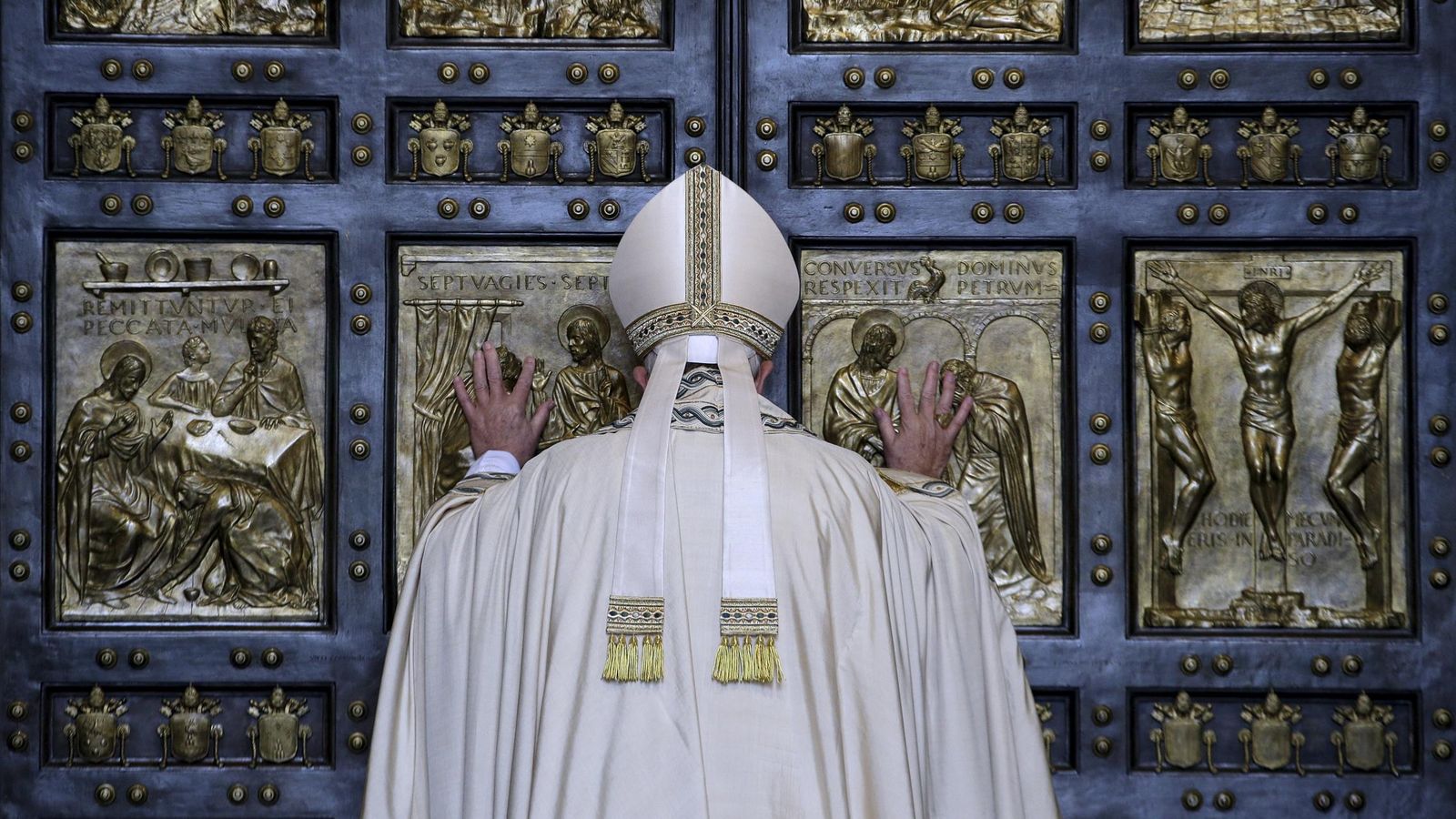 Foto: El Papa Francisco abre la Puerta Santa de la Basílica de San Pedro del Vaticano, el 8 de diciembre de 2015 (Reuters).