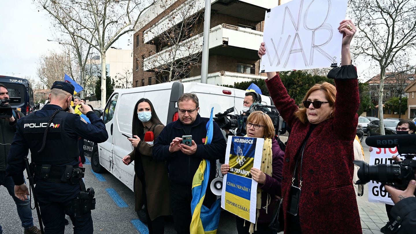 Varias personas protestan este jueves a las puertas de la embajada de Rusia, en Madrid. (EFE/Fernando Villar)
