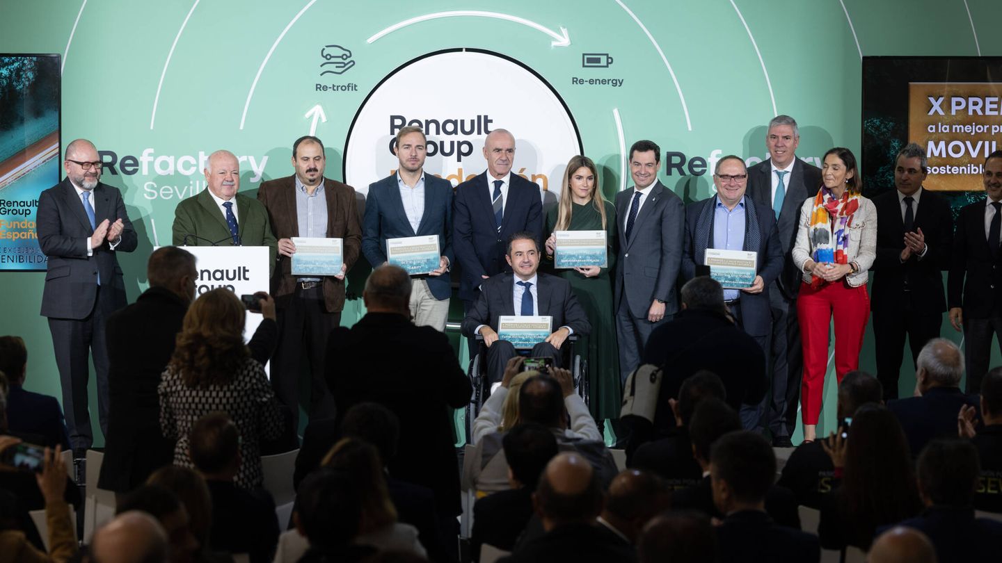 Los premiados, junto al presidente de la Junta de Andalucía y la ministra de Industria, Comercio y Turismo.