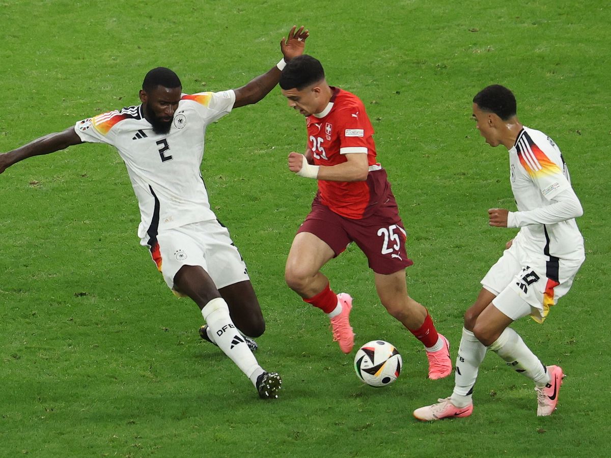 Foto: Fue un partido reñido entre Alemania y Suiza. (EFE/Georgi Licovski)