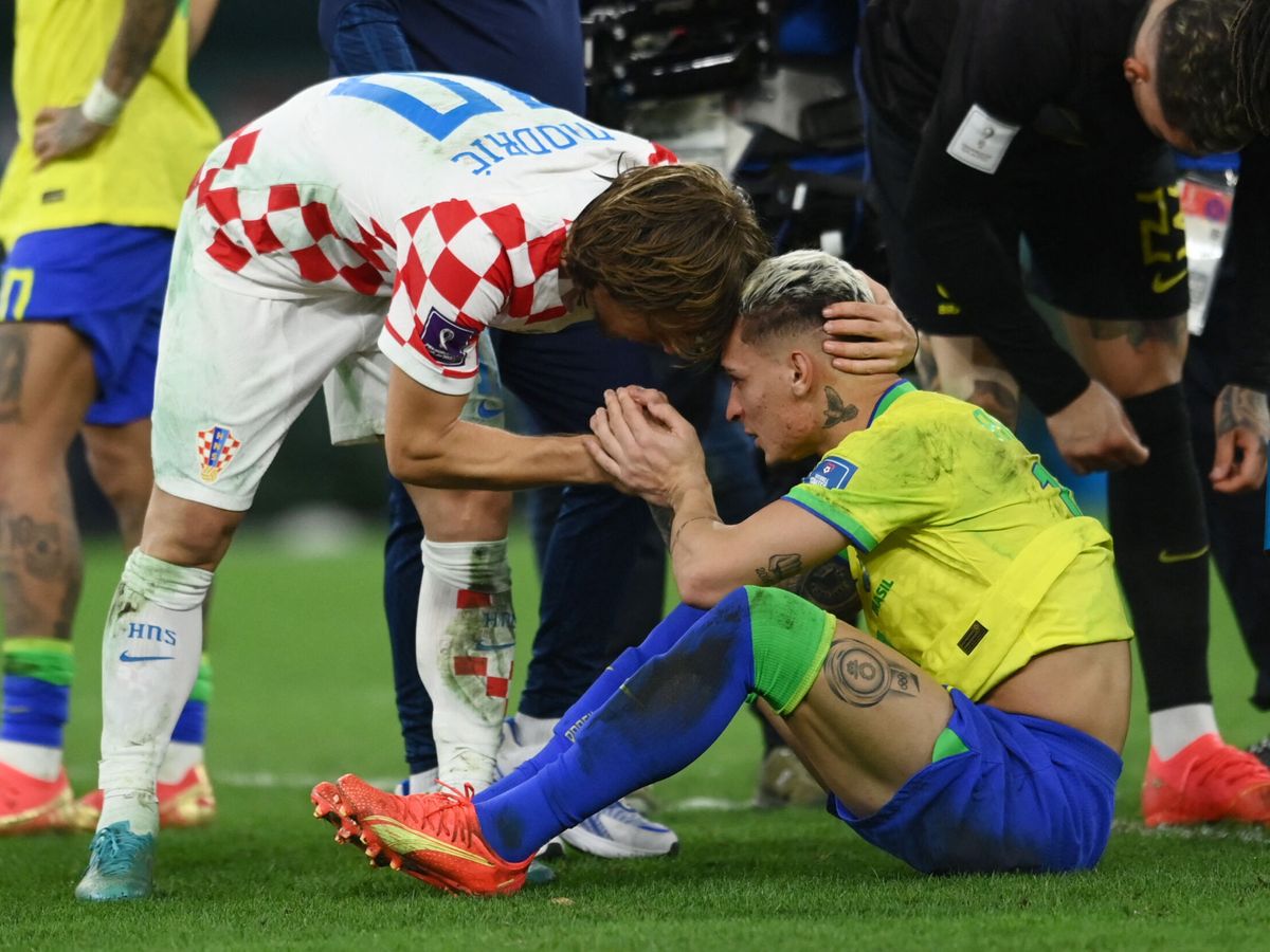 Foto: Modric consuela a un jugador de Brasil. (Reuters/ Annegret Hilse)