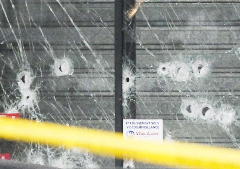 Foto: Impactos de bala en la puerta del supermercado judío. (Reuters)