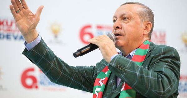 Foto: El presidente turco Recep Tayyip Erdogan en un congreso de su partido en Estambul, el 15 de abril de 2018. (EFE)