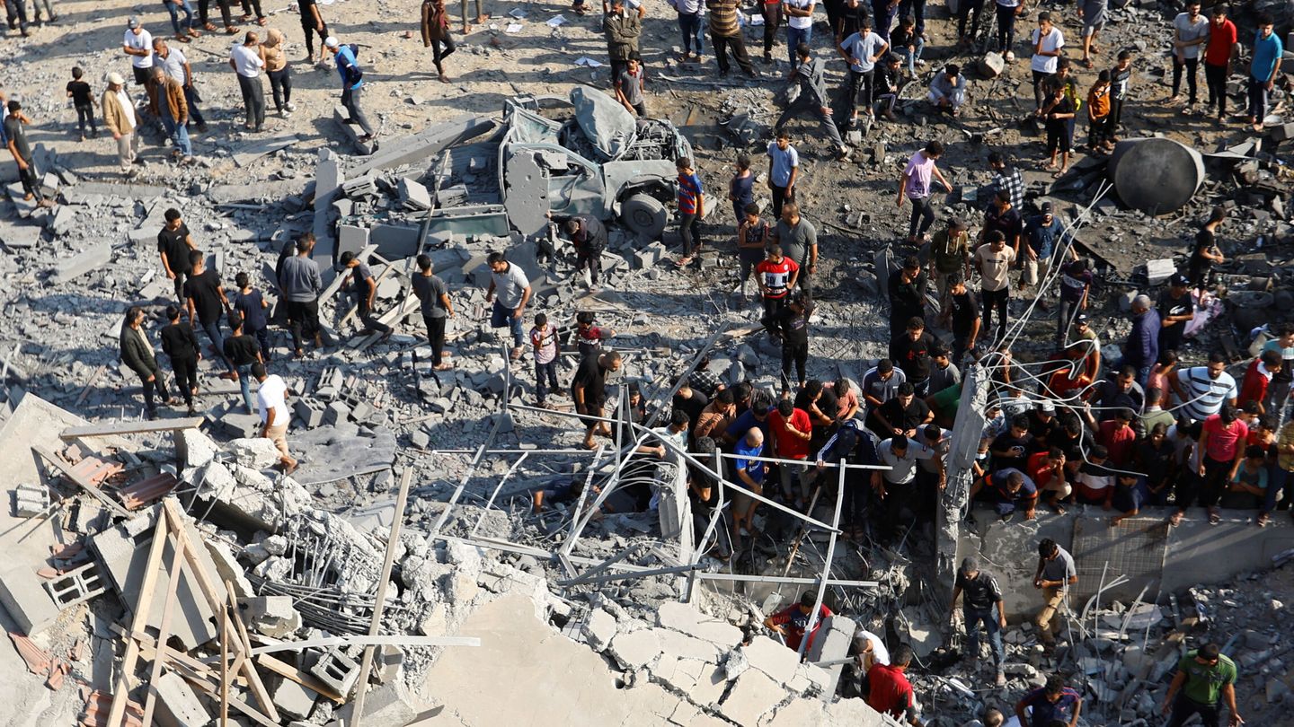Palestinos buscan supervivientes entre los escombros de edificios derruidos por los ataques israelíes. (Reuters/Ibraheem Abu Mustafa)