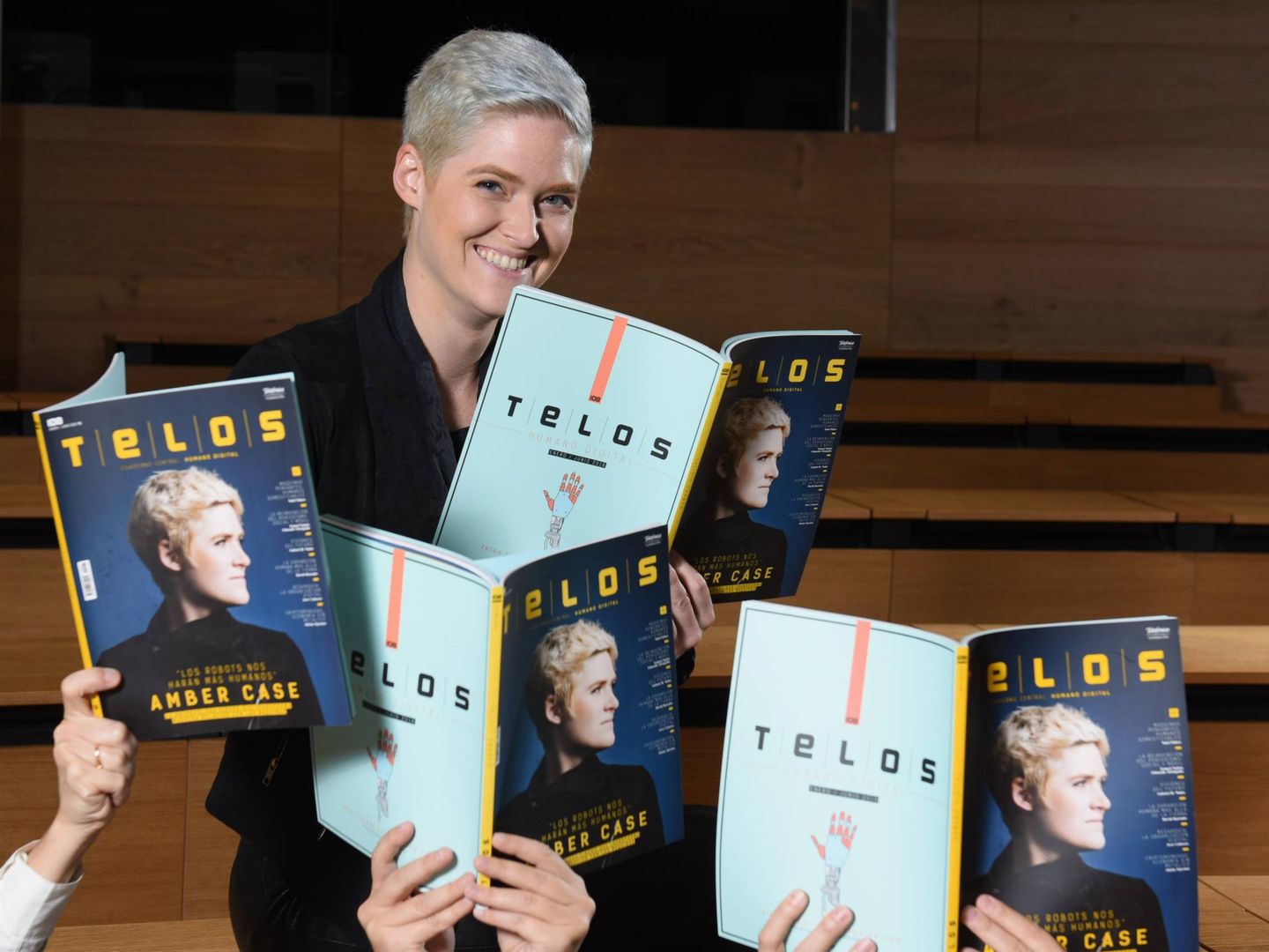 Amber Case, en su visita a Madrid, promociona con muchísima sutileza la revista Telos, editada por la Fundación Telefónica.