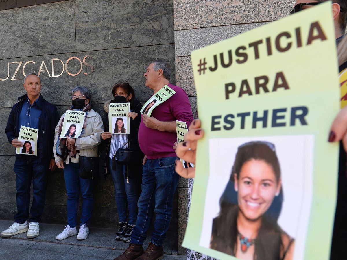 Foto: Amigos y familiares de Esther López a las puertas del Juzgado de Instrucción Número 5 de Valladolid. (EFE/Nacho Gallego)