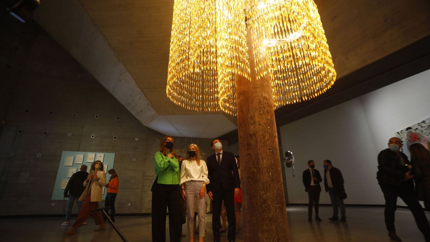  Francesca Thyssen-Bornemisza junto a la consejera de Cultura y Patrimonio Histórico, Patricia del Pozo, y el alcalde de Córdoba, José María Bellido. (EFE/ Salas) 
