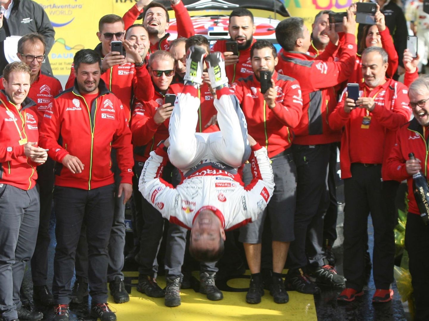 Loeb celebra su triunfo en el RallyRACC Cataluña-Rally de España. (EFE)