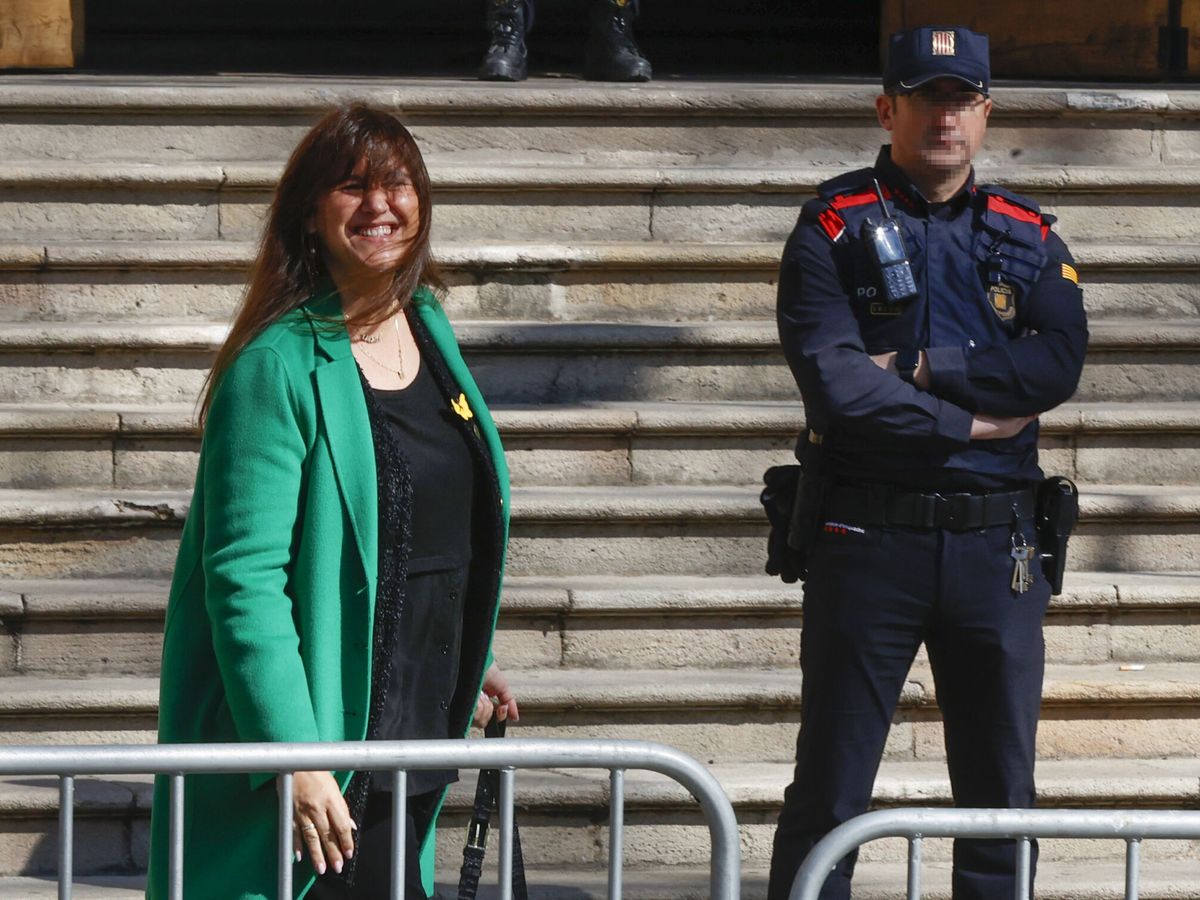 Foto: La presidenta suspendida del Parlament, Laura Borràs, a su salida del Tribunal Superior de Justicia de Cataluña (TSJC) tras una sesión del juicio. (EFE/Toni Albir)