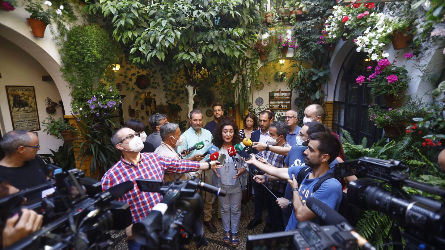 Inmaculada Nieto, candidata de Por Andalucía, atiende a la prensa. (EFE/Salas) 