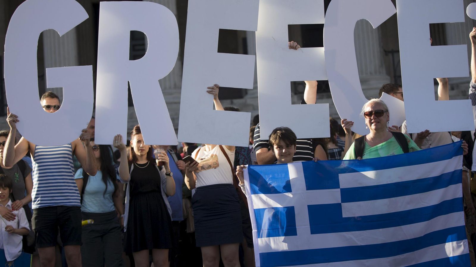 Foto: Manifestantes a favor del Gobierno griego en Londres. (Reuters)