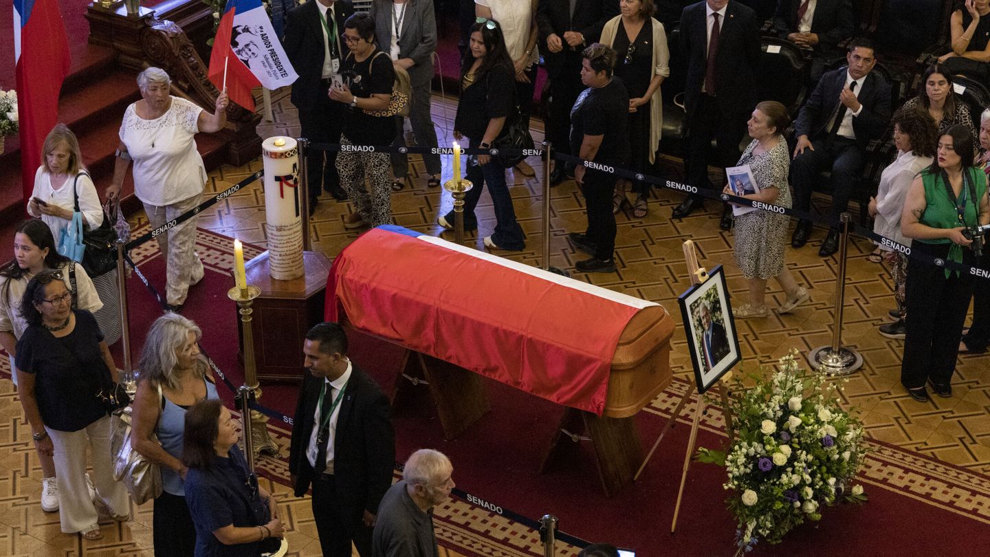 Simpatizantes del fallecido expresidente chileno, Sebastián Piñera, en su funeral. (EFE/Ailen Díaz) 