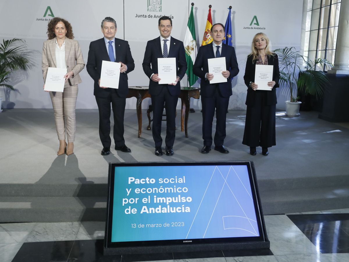 Foto: Moreno firma con los sindicatos y los empresarios el nuevo Pacto Social y Económico por el Impulso de Andalucía. (EFE/José Manuel Vidal)