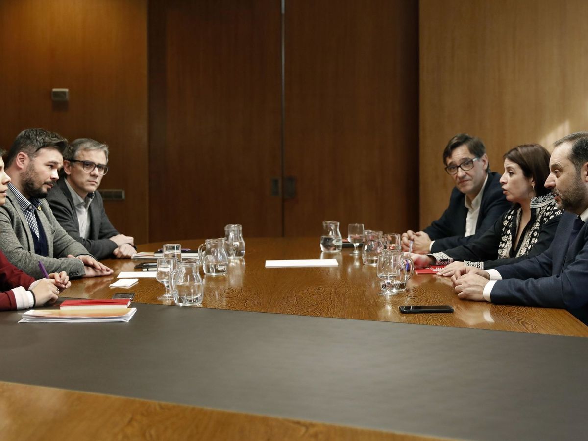 Foto: Reunión de los dos equipos negociadores de PSOE y ERC, el pasado 10 de diciembre en Barcelona. (EFE)