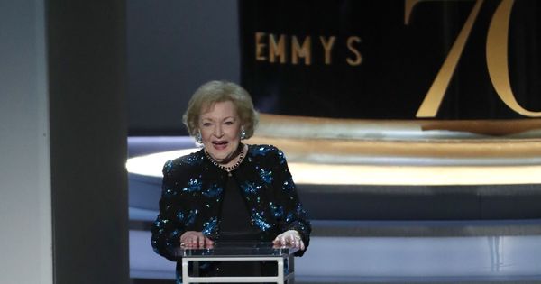 Foto: Betty White, sobre el escenario de los premios Emmy (Reuters)