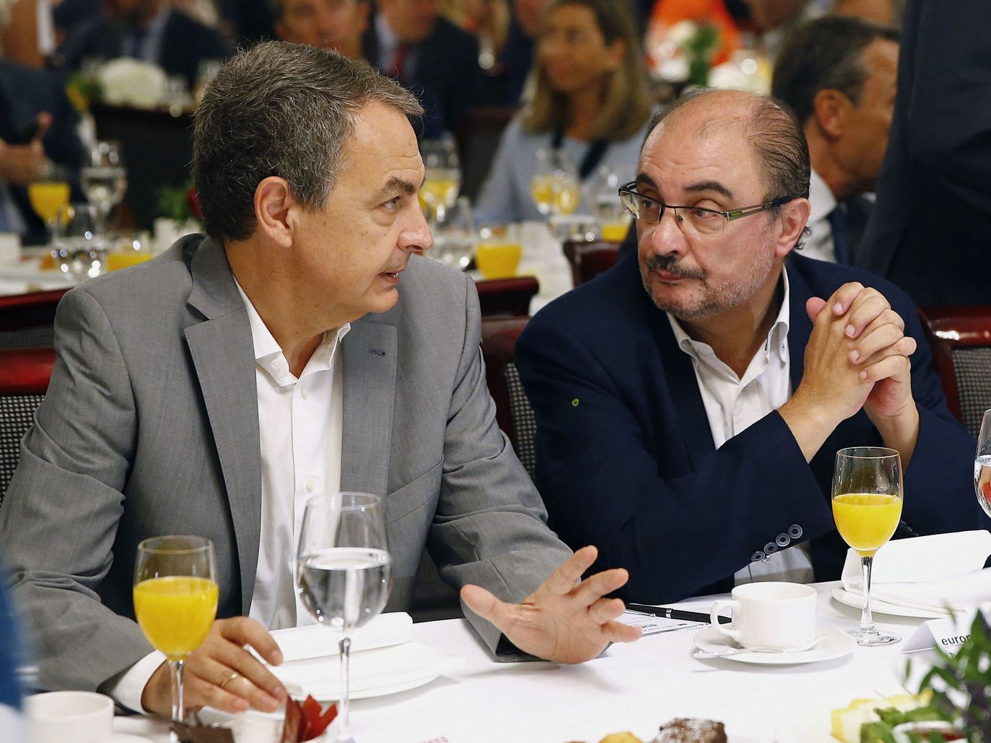 El expresidente José Luis Rodríguez Zapatero y el presidente de Aragón, Javier Lambán, este 5 de septiembre en el desayuno informativo en el Villa Magna de Madrid. (EFE)