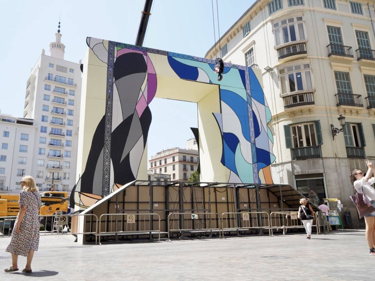 Foto: Instalación de la nueva portada de la Feria del Centro. (Ayuntamiento de Málaga)