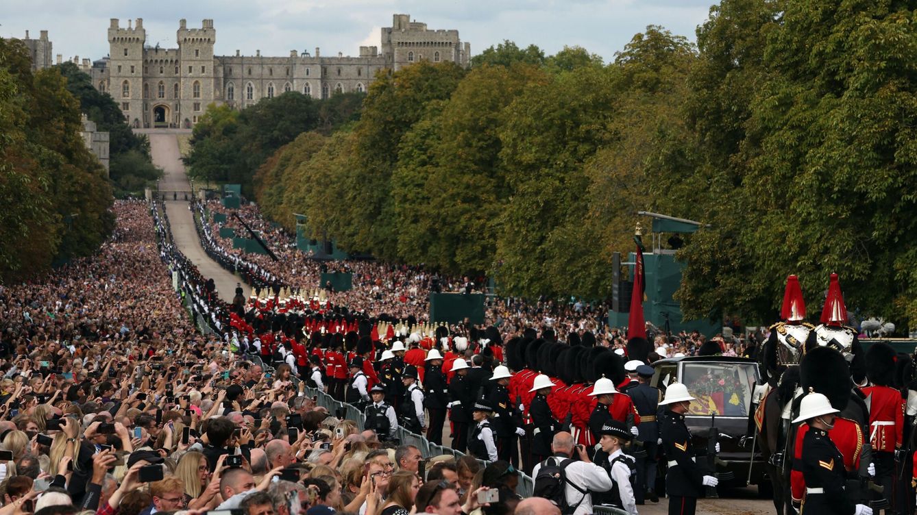 Foto: El coche fúnebre que transporta el féretro de la reina Isabel de Inglaterra es escoltado por el Long Walk hacia el castillo de Windsor. (Reuters/Paul Childs)