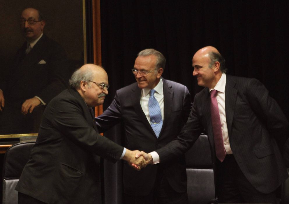 Foto: Luis de Guindos (d), el presidente de La Caixa, Isidro Fainé (c), y el conseller de Economía de la Generalitat, Andreu Mas-Colell. (EFE)