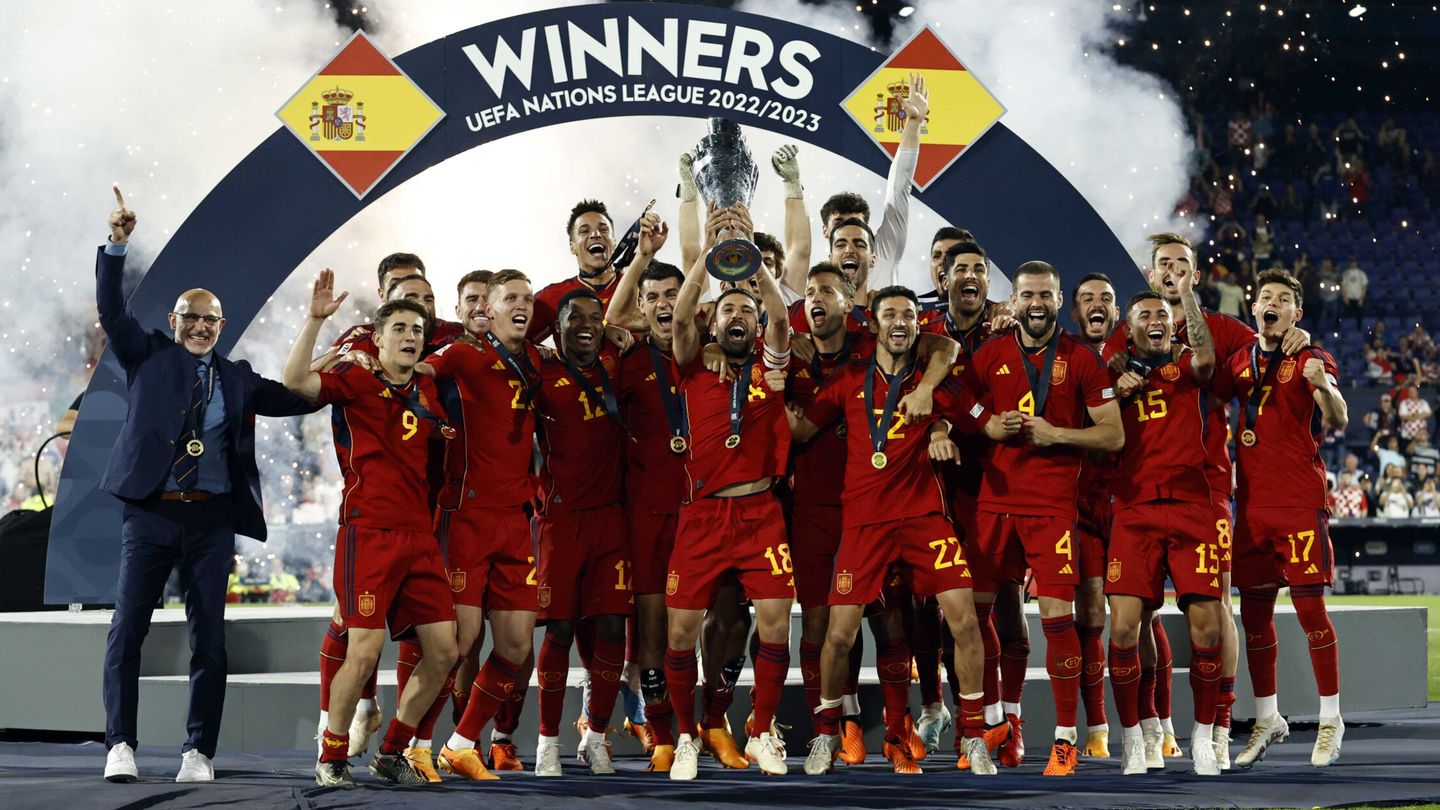 Jordi Alba levanta la Copa de la Liga de Naciones. (EFE/Maurice Van Steen).