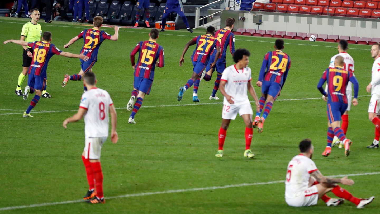 Los jugadores del Barça celebran el 3-0 de Gerard Piqué. (Reuters)