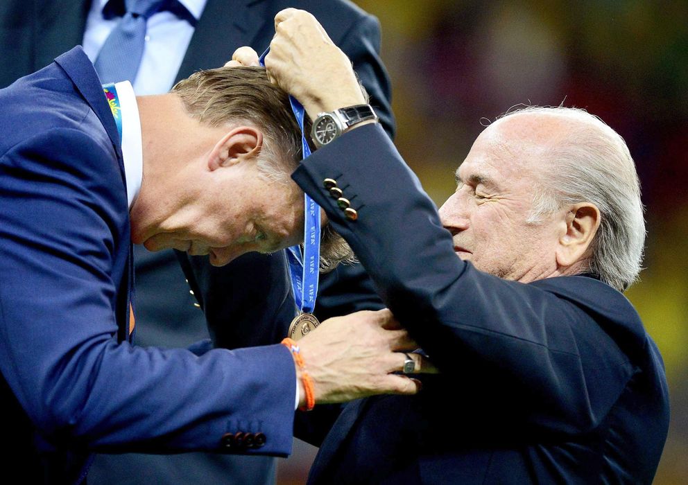 Foto: Joseph Blatter condecora a Louis Van Gaal con la medalla de tercer clasificado en el Mundial.