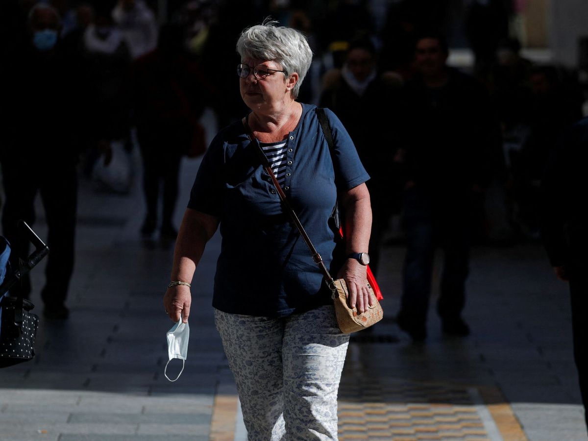 Foto: Una mujer camina sin mascarilla en una calle en Ronda. (Reuters/Jon Nazca)