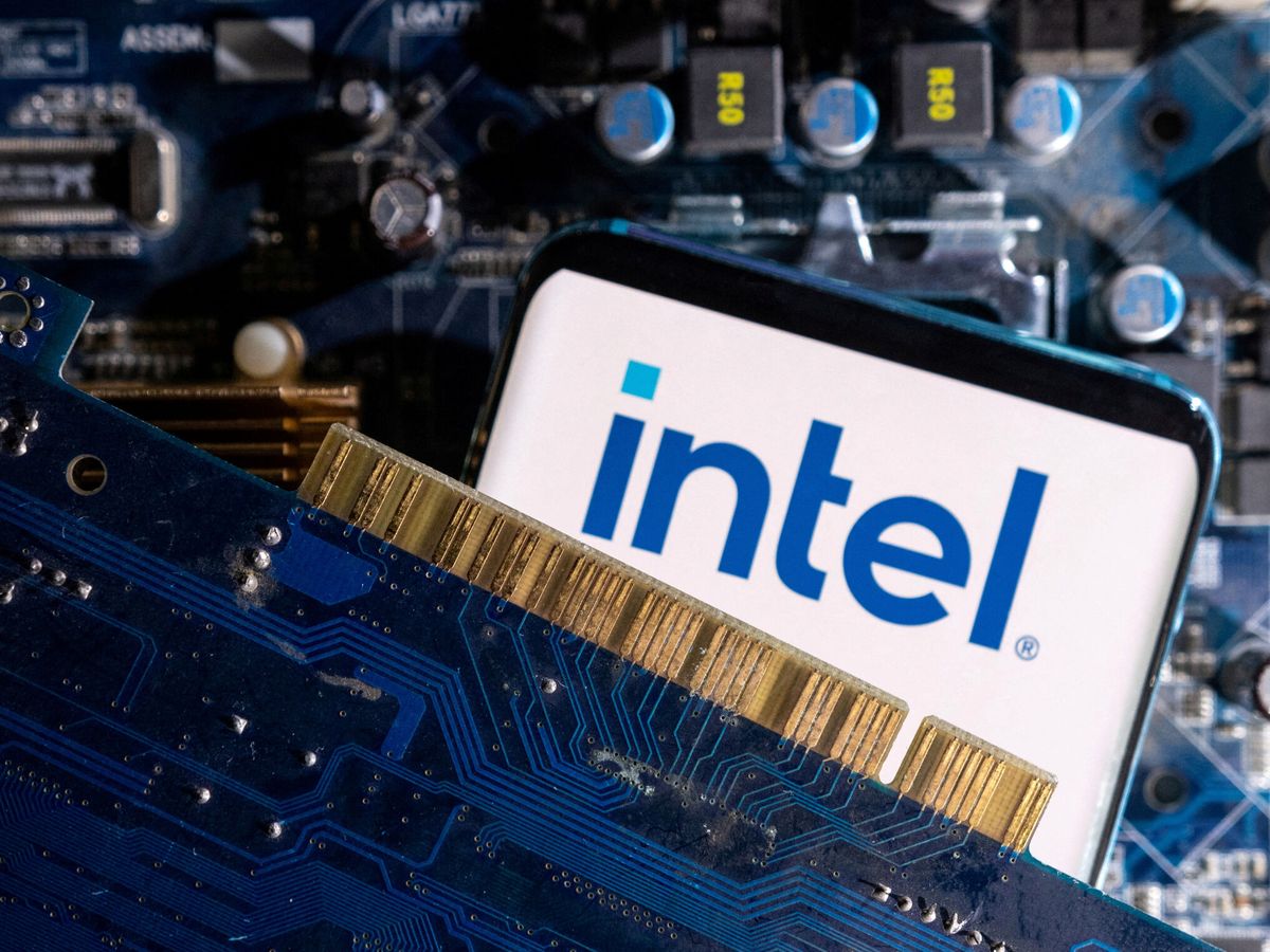 Foto: Logo de Intel junto a chips. (Reuters/Dado Ruvic)