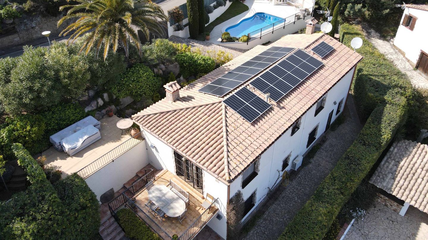 Paneles solares sobre el tejado de una casa. (SolarMente)