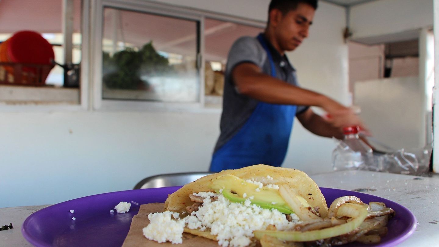 Un vendedor ambulante de tacos trabaja este martes en la ciudad de Reynosa en el estado de Tamaulipas (México). (EFE)