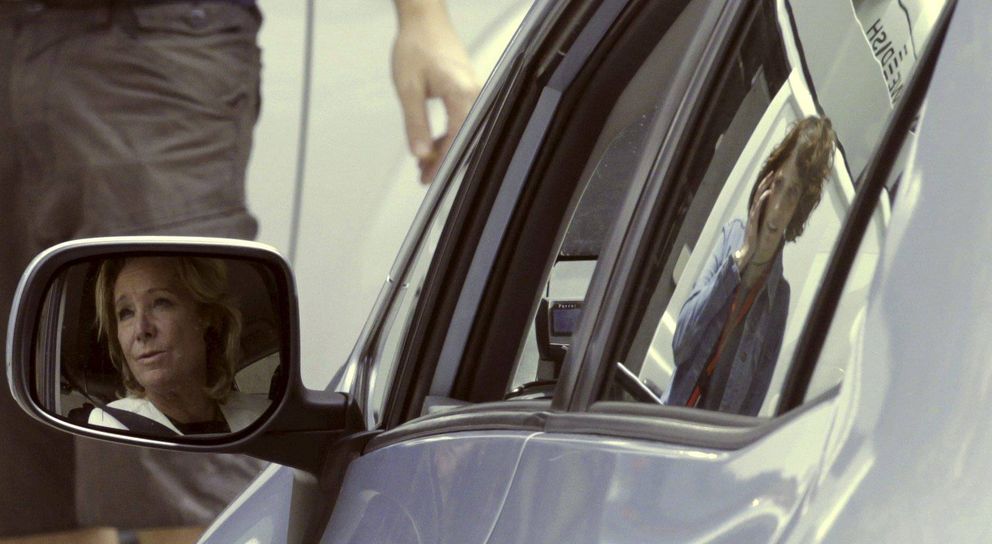 Esperanza Aguirre sale con su coche de la Asamblea de Madrid.