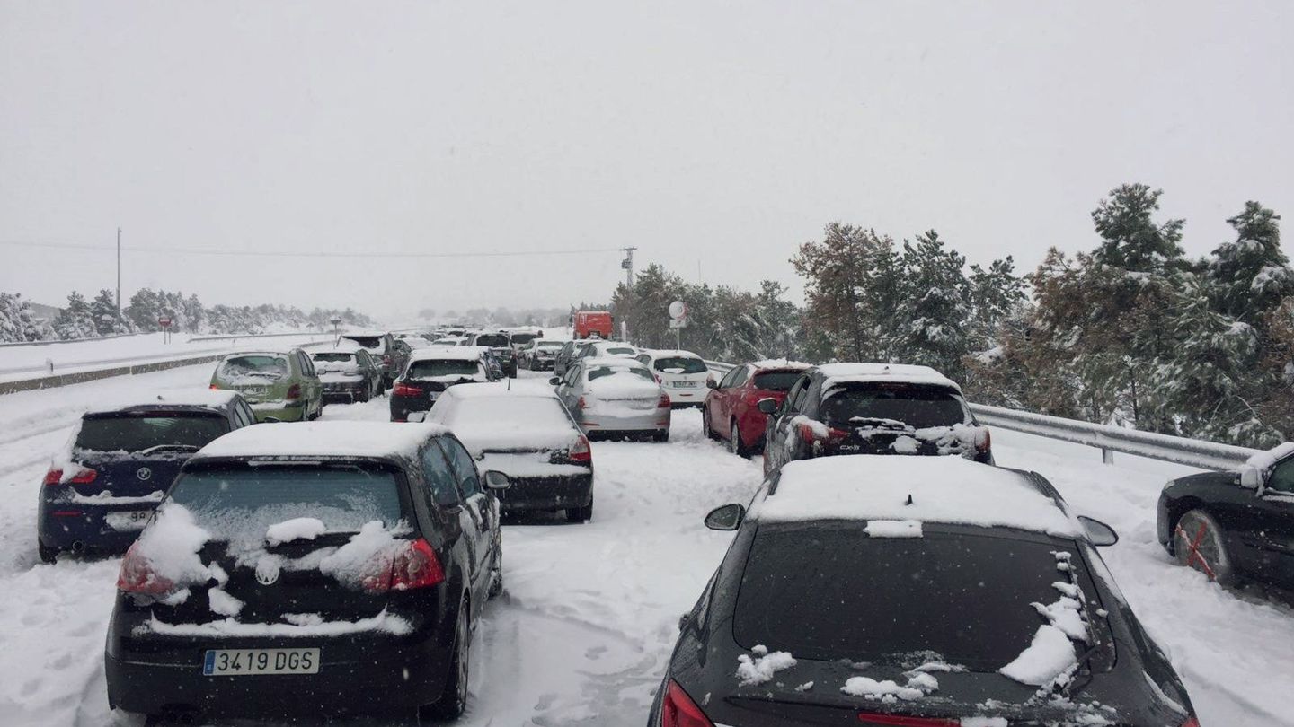La nevada también atrapó a varios coches en la AP6 que tuvieron que esperar a las máquinas quitanieve (EFE)