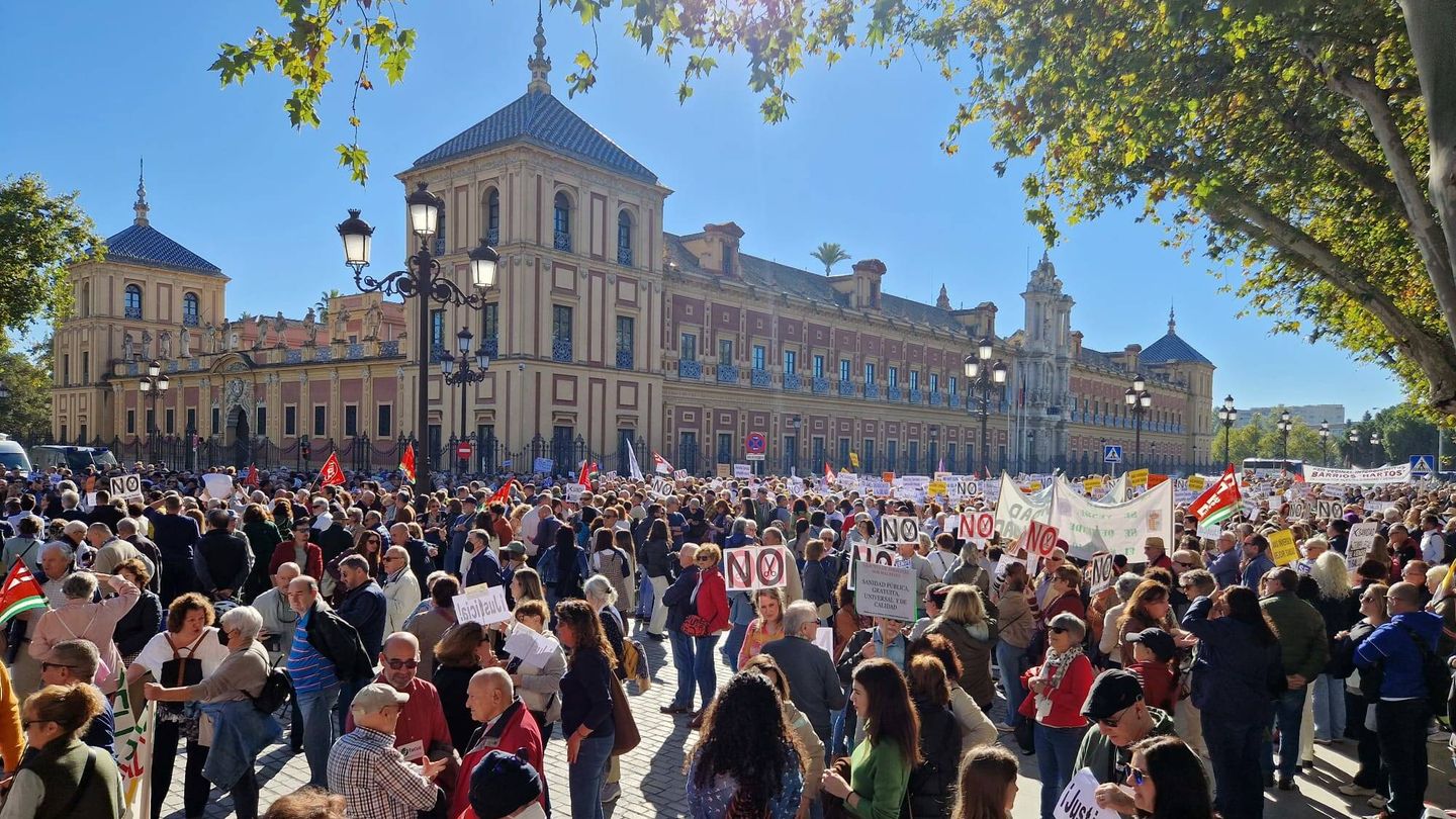 El inicio de la manifestación, frente al palacio de San Telmo, sede de la Presidencia de la Junta de Andalucía. (C. R.)