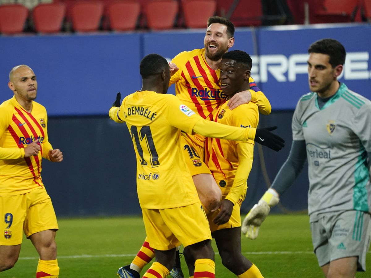 Foto: Los jugadores del Barça abrazan a Ilaix Moriba tras el 0-2 del canterano. (Reuters)