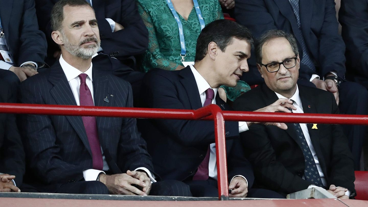 Felipe VI, junto a Pedro Sánchez y Quim Torra, durante la inauguración de los Juegos Mediterráneos. (EFE)