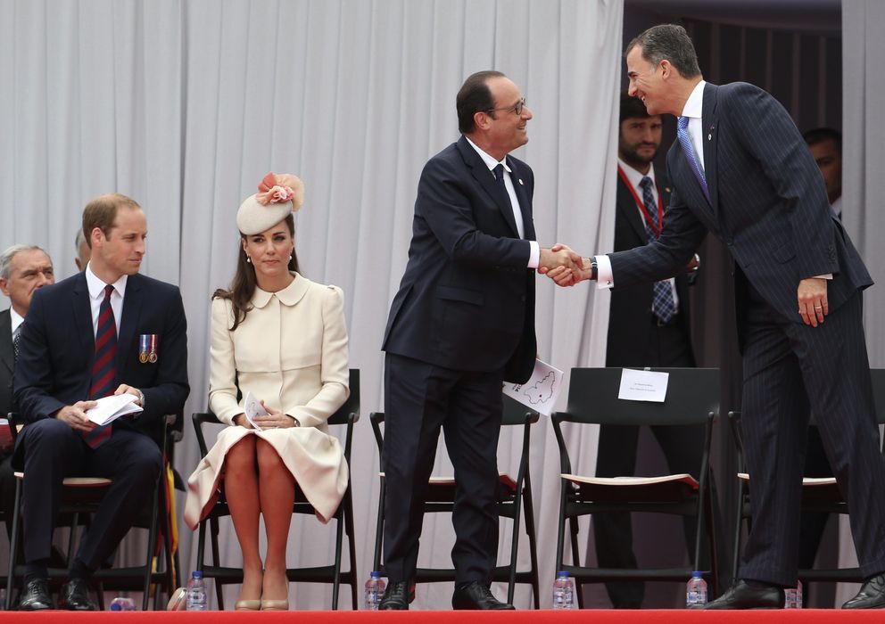 Foto: Don Felipe recibe un saludo de Hollande en presencia de los duques de Cambridge (Gtres)