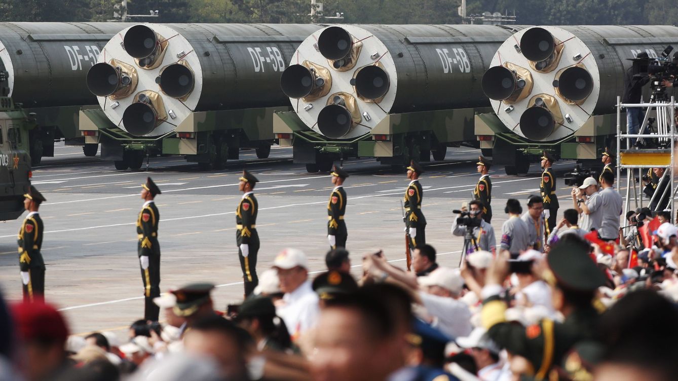 Foto: Vehículos militares con misiles nucleares intercontinentales chinos DF-5B en la plaza de Tiananmen ( EFE EPA ROMAN PILIPEY) 