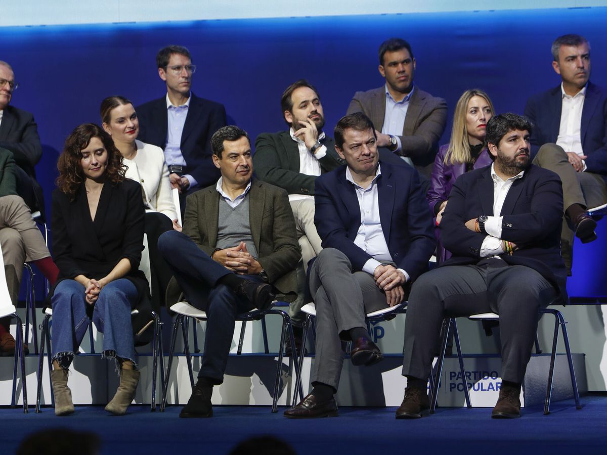 Foto: Los presidentes autonómicos del PP, durante un acto del partido. (EFE/Javier Belver)