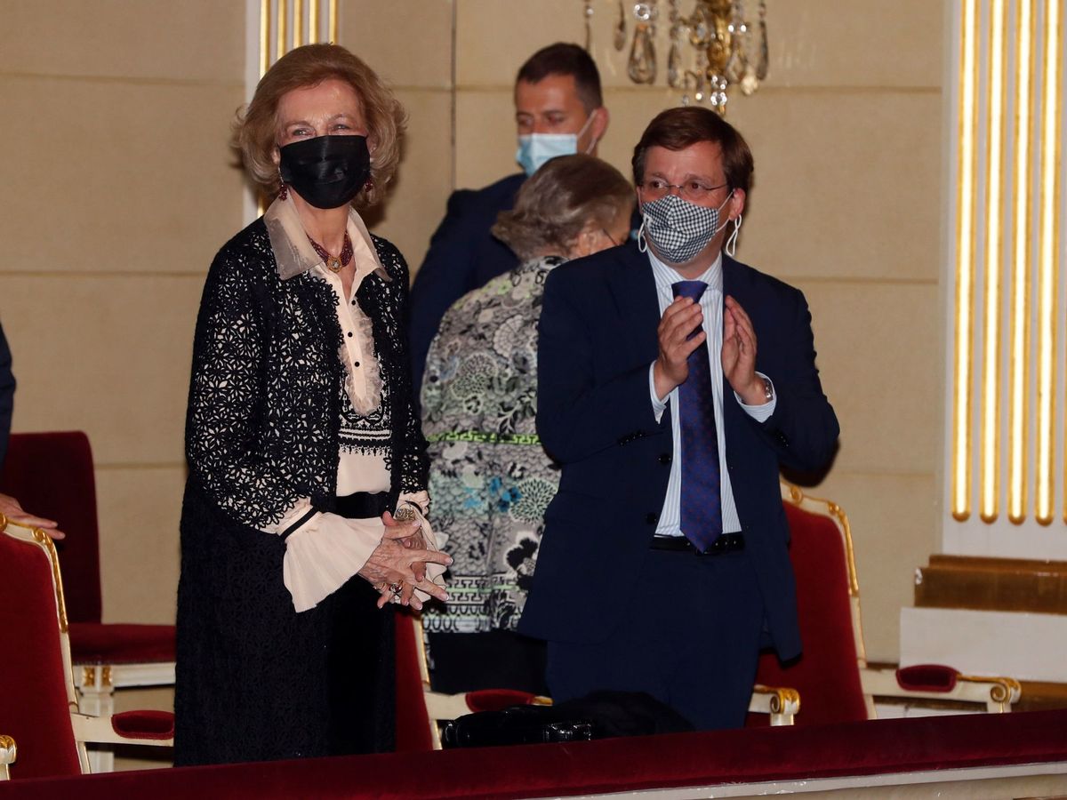 Foto: La reina Sofía, con el alcalde de Madrid. (EFE)