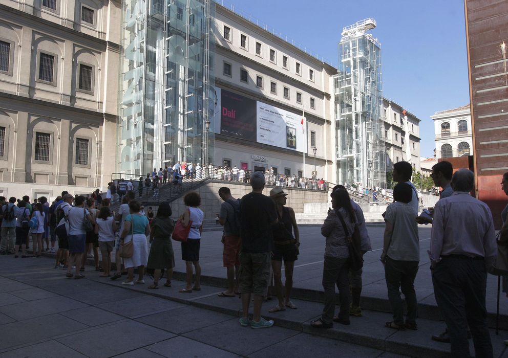 Foto: Cientos de personas hacen cola en el día de hoy ante el Museo Reina Sofía para contemplar la muestra dedicada a Salvador Dalí. (EFE)