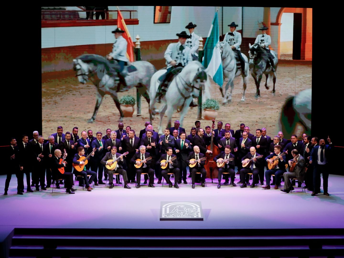 El coro de Julio Pardo, autor del carnaval de Cádiz, en el inicio de la gala del 28F. (EFE)