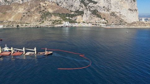 Extraen más de la mitad del fuel y todo el gasóleo de buque varado frente a Gibraltar