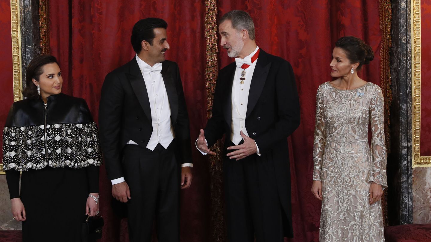 El rey Felipe VI conversa con el emir de Qatar, Tamim bin Hamad Al Thani (2-i), junto a la reina Letizia (d) y la jequesa Jawaher Bint Hamad Bin Suhaim Al Thani (i). (EFE/Mariscal)