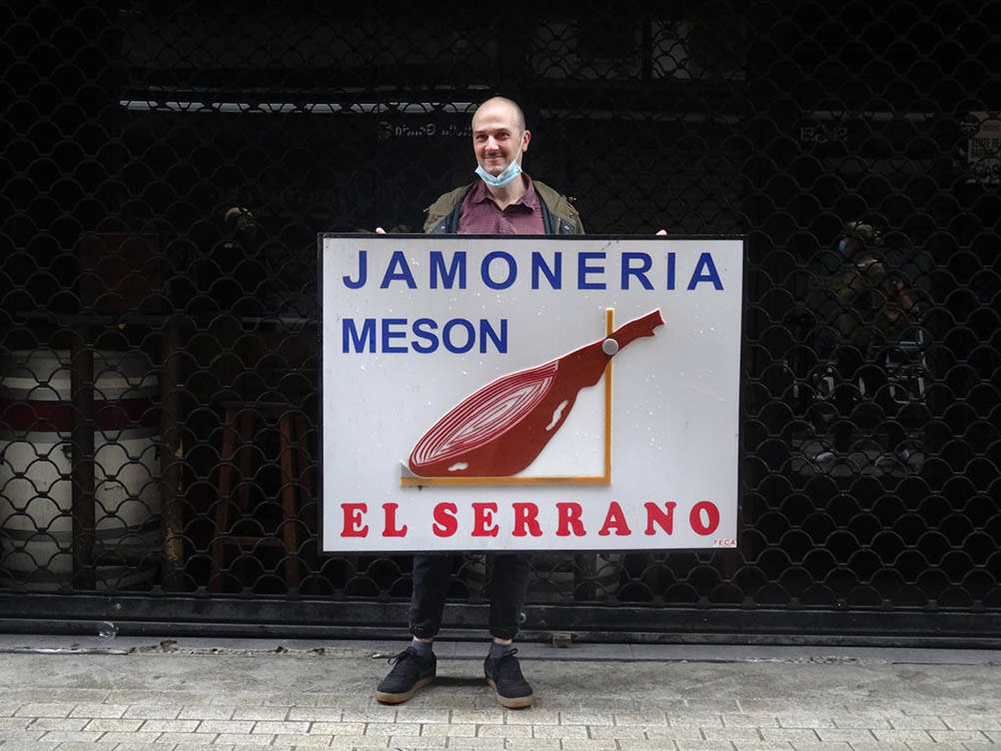El cartel de la jamonería El Serrano. (Cedida)