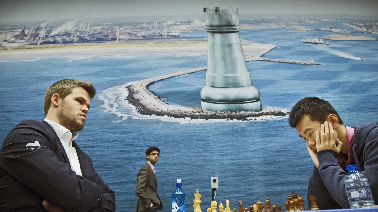 Carlsen (izquierda) en un duelo contra Ding Liren. (Reuters)