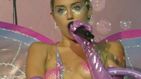 YouTube - Miley Cyrus, una 'mariposa' semidesnuda en una actuación en Nueva York