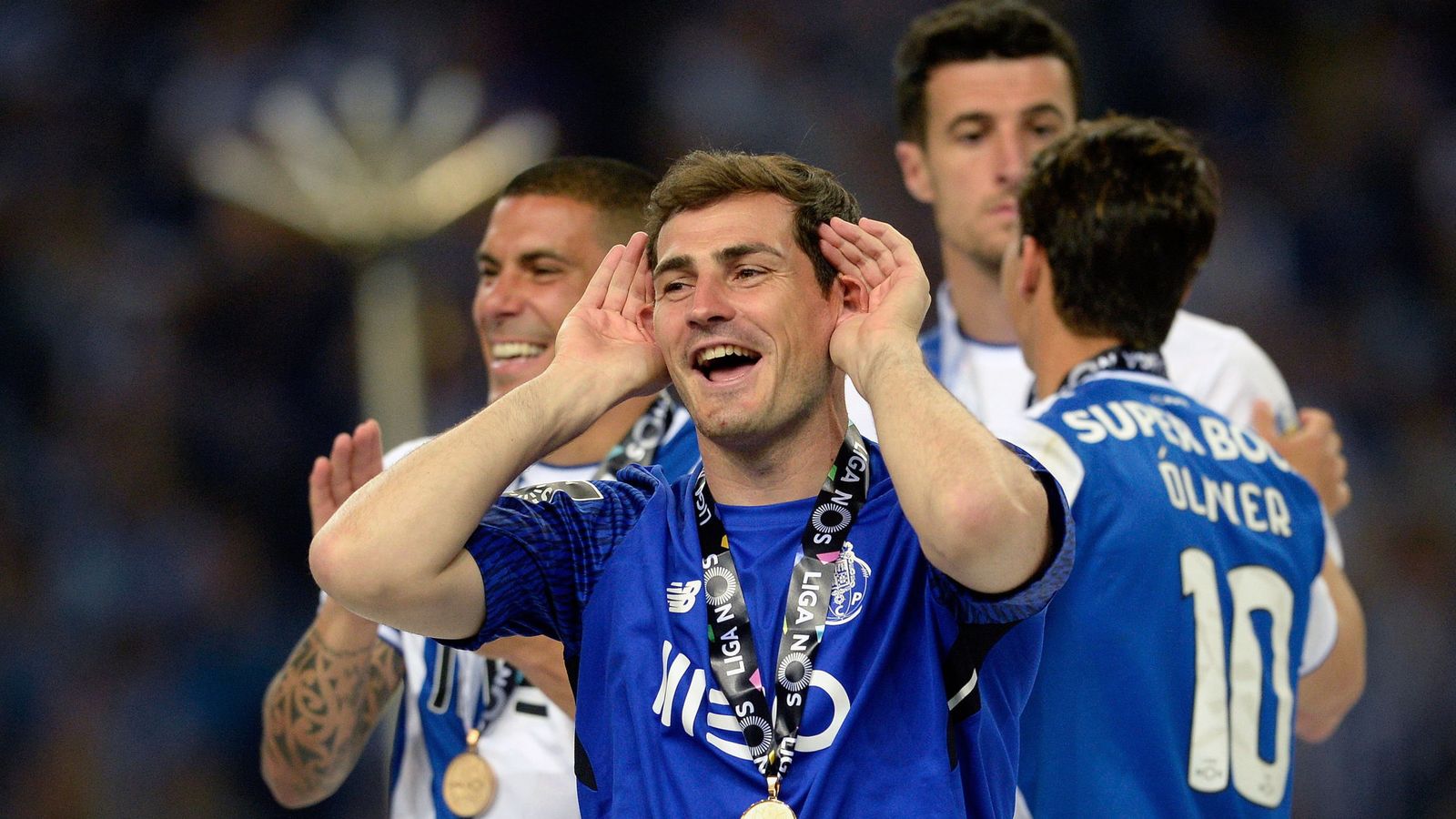 Foto: Iker Casillas, sonriente, en la fiesta de celebración del título de Liga del Oporto ante los aficionados que le aclaman. (EFE)