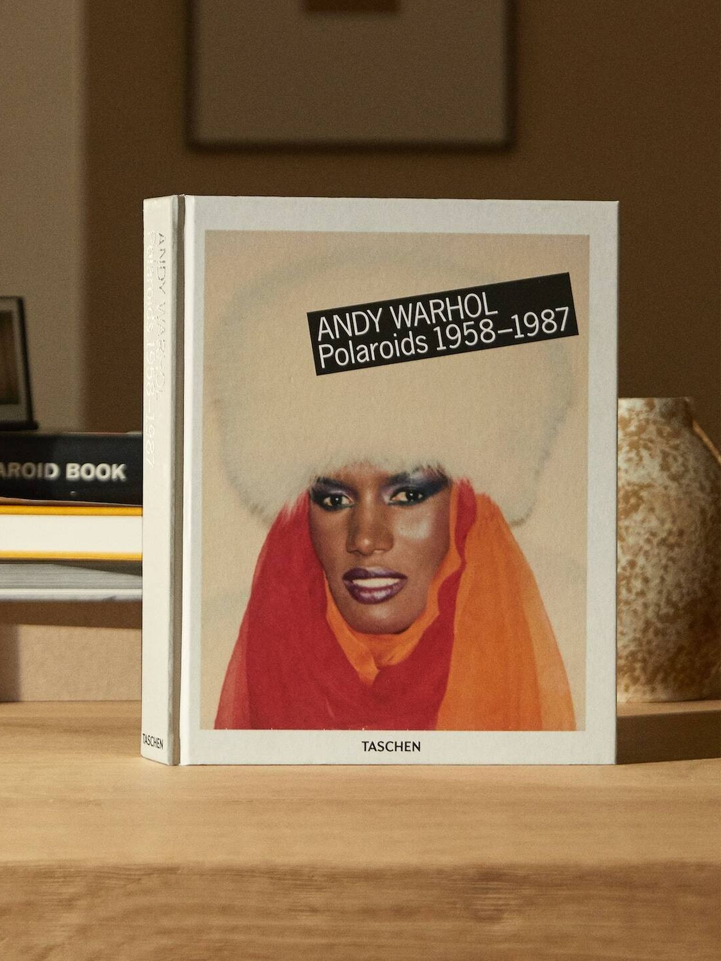 Libro de fotografías de Andy Warhol. (Zara Home/Cortesía)