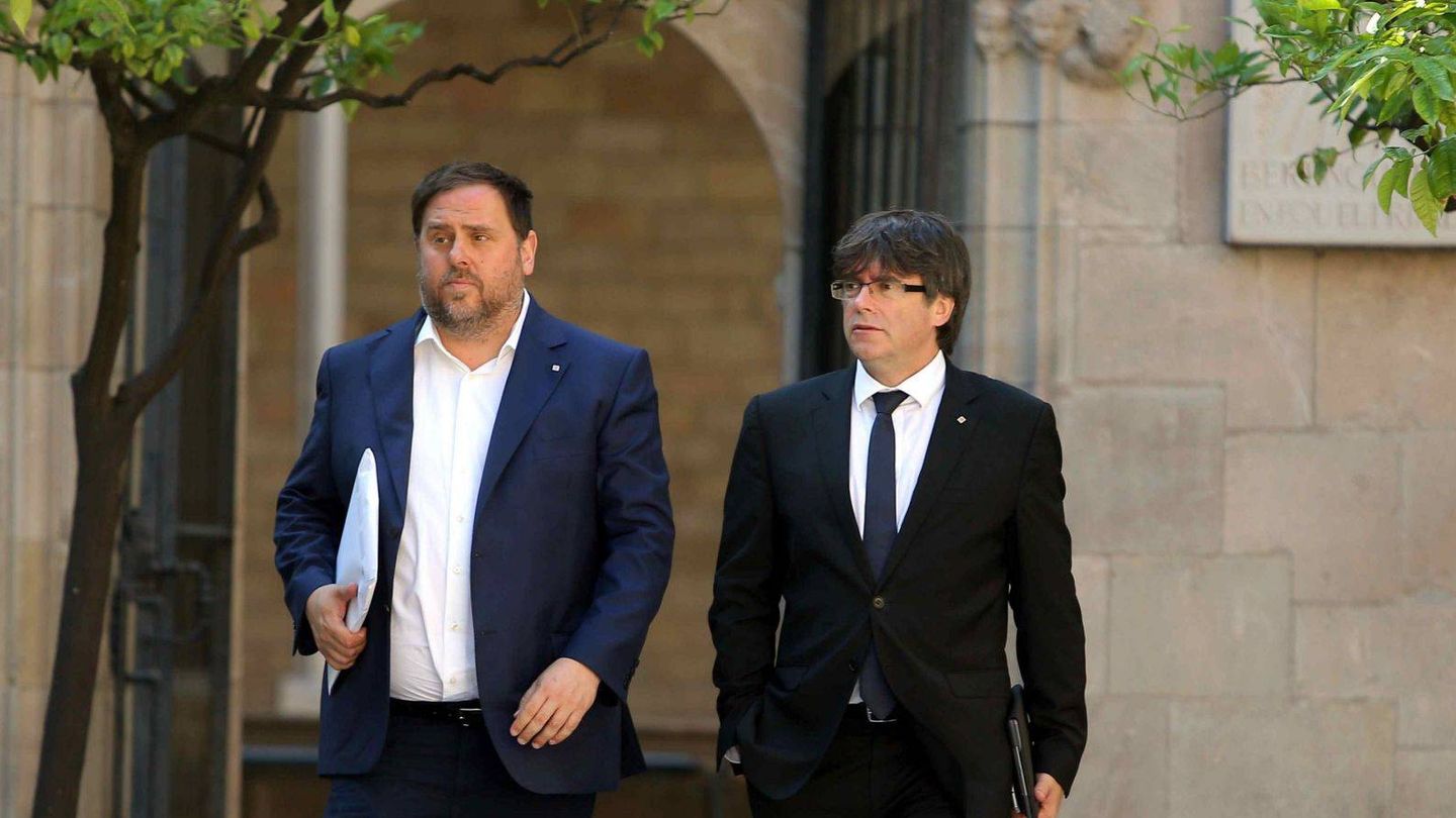 Carles Puigdemont y Oriol Junqueras, a su llegada a una reunión en el Govern. (EFE)
