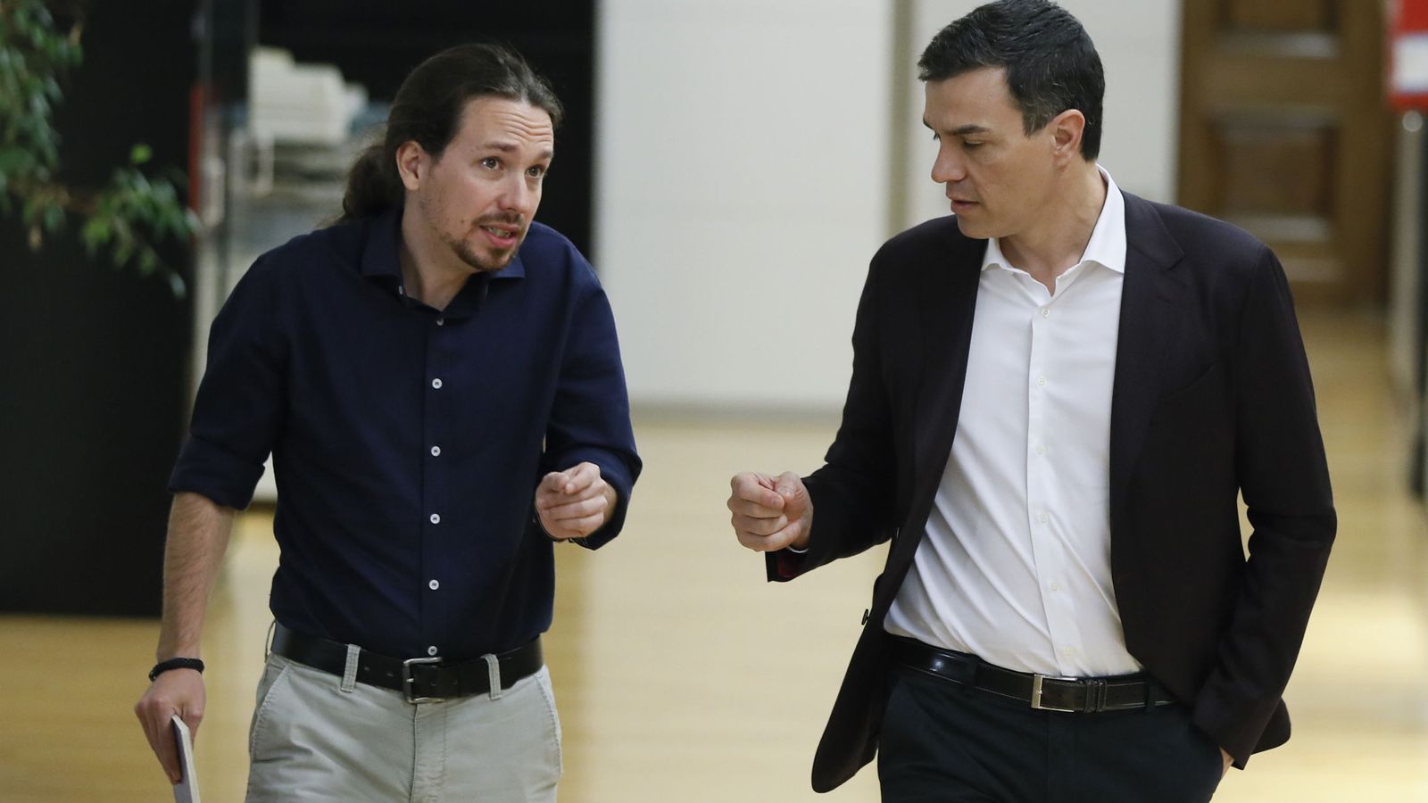 Foto: Los líderes del PSOE, Pedro Sánchez, y de Podemos, Pablo Iglesias, en el Congreso. (Efe)